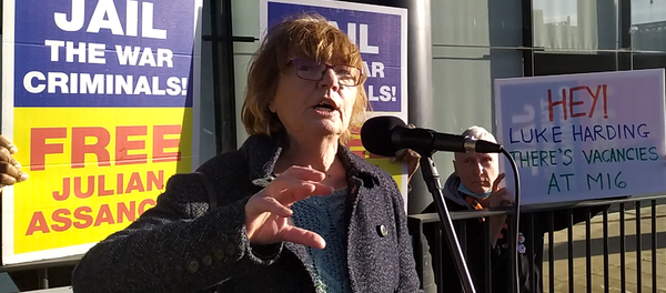 Maxine Walker outside The Guardian during a pro-Assange demonstration critical of the newspaper's reporting - Sputnik International