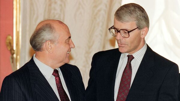 John Major with Mikhail Gorbachev in Moscow in 1991 - Sputnik International