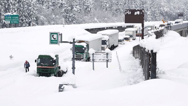 Vehicles are stranded on the snow-covered Kanetsu expressway in Minamiuonuma in Niigata Prefecture, Japan in this photo taken by Kyodo December 18, 2020. - Sputnik International