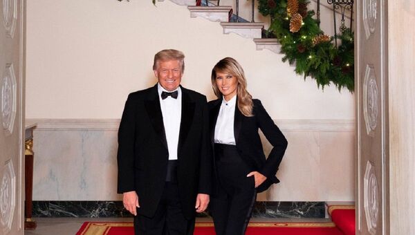 Donald and Melania Trump's Christmas portrait - Sputnik International