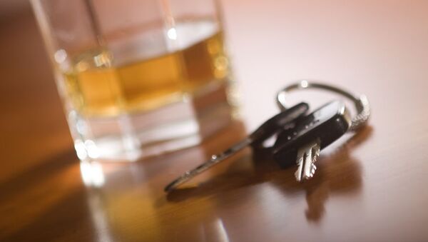 A set of car keys in the foreground and glass of whiskey behind. - Sputnik International