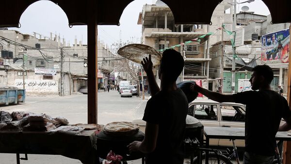 Palestinian men bake bread at a bakery in Rafah, in the southern Gaza Strip on May 1, 2017 - Sputnik International