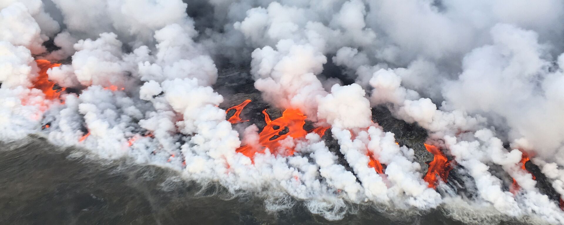 This image obtained June 26, 2018 from the US Geological Survey shows the lava entering the sea and releasing multiple laze plumes at Kilauea Volcano, Hawaii - Sputnik International, 1920, 21.12.2020