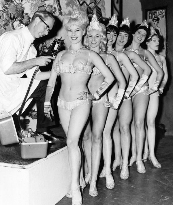 The Windmill Girls, showgirls from the Windmill Theatre in London, are vaccinated against influenza on 12 September 1963. - Sputnik International