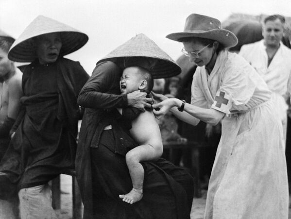 Nurse Marie Josette Francou vaccinates people against cholera in Mong Duc, Indochina on 10 October, 1953. - Sputnik International