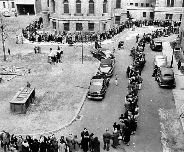 In this photo from 14 April, 1947, a long line snakes its way toward the entrance of Morrisania Hospital in New York's Bronx, where doctors inoculate locals against smallpox. - Sputnik International