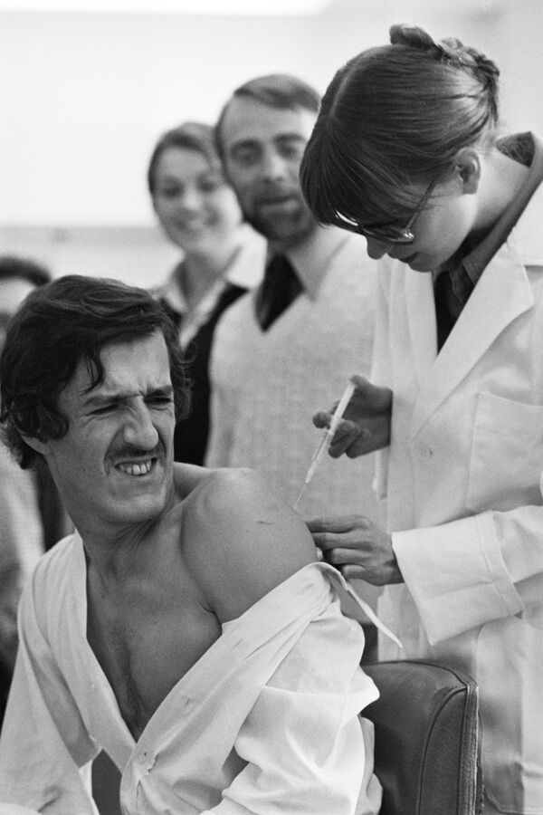 French reporter Dominique Faget receives the flu vaccine at the headquarters of Agence France-Presse in Paris on 15 September 1976. - Sputnik International