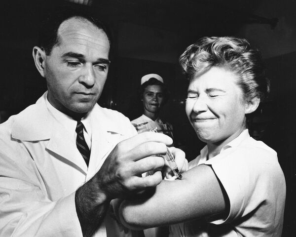 Taken on 16 August, 1957, this photo shows Dr. Joseph Ballinger giving Marjorie Hill, a nurse at Montefiore Hospital in New York, the first Asian flu vaccine shot administered in the city.  - Sputnik International