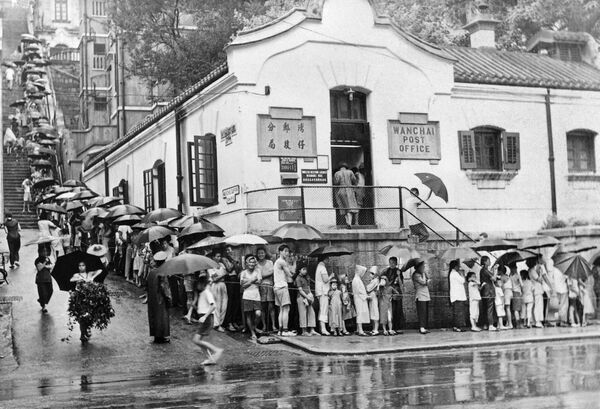 People queue on 1 September 1961 to be vaccinated against cholera in front of a medical centre in Hong Kong.  - Sputnik International