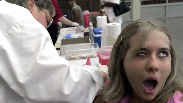 Michelle Krebs, 18,  reacts as she is vaccinated by school nurse Jill Kuhns,  Friday, June 8, 2001 a Salem High School in Salem, Ohio.  - Sputnik International