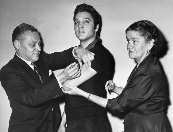  Elvis Presley receives a Salk polio vaccine shot from Dr. Harold Fuerst on  28 October, 1956, in New York City. - Sputnik International