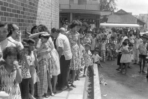 People queue on 20 April 1959 to be vaccinated against smallpox in Singapore. - Sputnik International