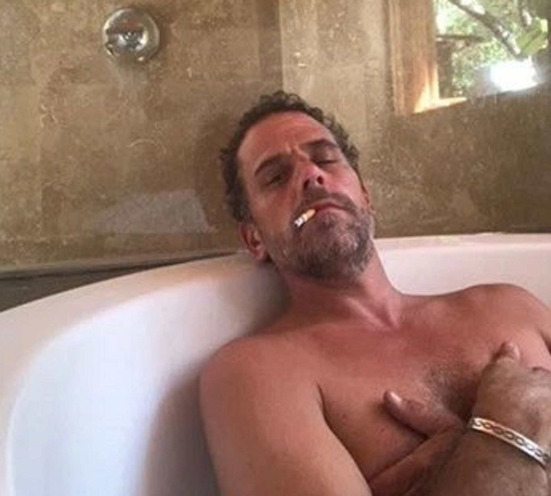 Photo of Hunter Biden relaxing in a bathtub, reportedly taken from a computer dropped off at a Delaware computer repair shop. - Sputnik International, 1920, 12.07.2022