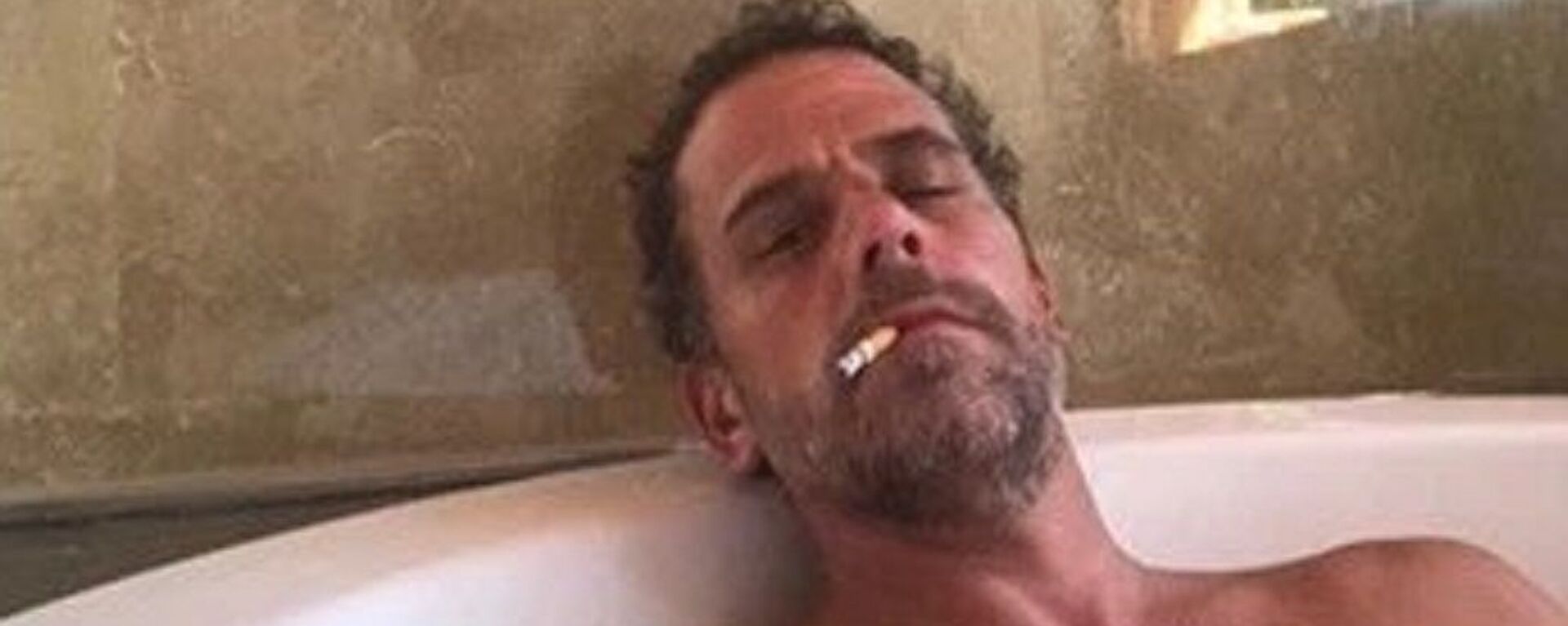Photo of Hunter Biden relaxing in a bathtub, reportedly taken from a computer dropped off at a Delaware computer repair shop. - Sputnik International, 1920, 08.10.2021