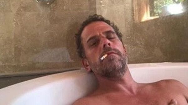 Photo of Hunter Biden relaxing in a bathtub, reportedly taken from a computer dropped off at a Delaware computer repair shop. - Sputnik International