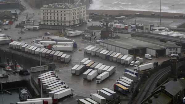 Грузовики припаркованы возле закрытого в связи с коронавирусом порта Дувр, Англия - Sputnik International