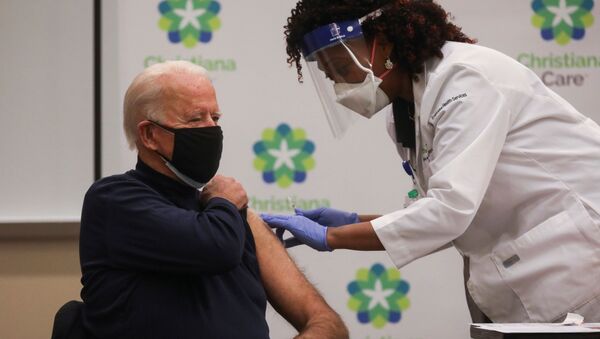 Nurse practitioner Tabe Mase gives U.S. President-elect Joe Biden a dose of a vaccine against the coronavirus disease (COVID-19) at ChristianaCare Christiana Hospital, in Newark, Delaware, U.S. December 21, 2020. REUTERS/Leah Millis - Sputnik International