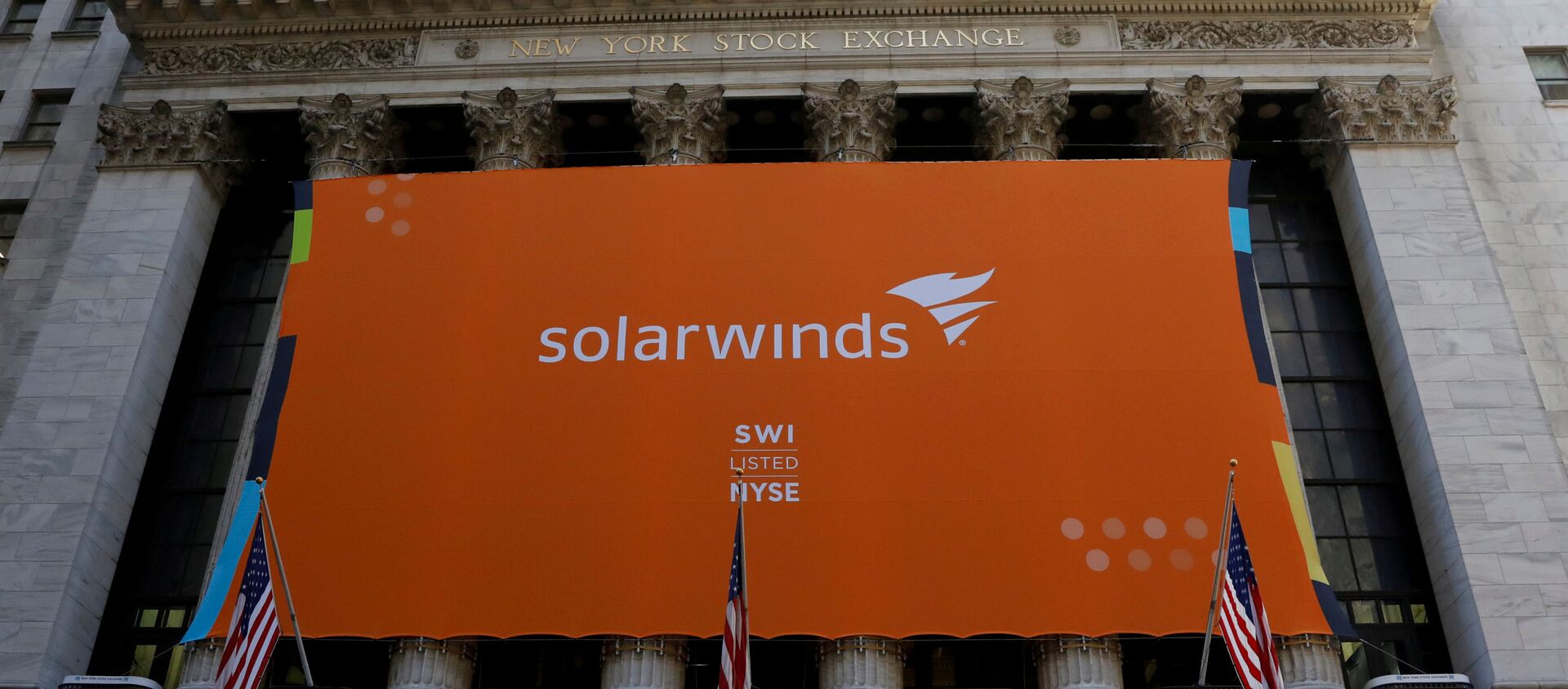 SolarWinds Corp banner hangs at the New York Stock Exchange (NYSE) on the IPO day of the company in New York, U.S., October 19, 2018 - Sputnik International, 1920, 19.01.2021