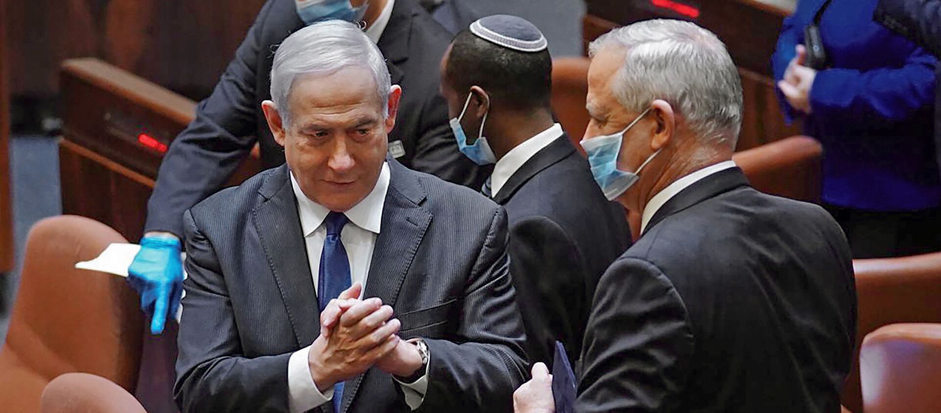 A handout picture released by the Israeli Knesset (parliament) spokesperson's office on May 17, 2020, shows Israeli Prime Minister Benjamin Netanyahu (L) and alternate PM Benny Gantz, during the swearing-in ceremony of the new government in Jerusalem - Sputnik International, 1920, 22.12.2020