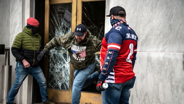 Protesters break the door to the Capitol building during a protest against restrictions to prevent the spread of coronavirus disease (COVID-19) in Salem, Oregon, US, 21 December 2020. - Sputnik International