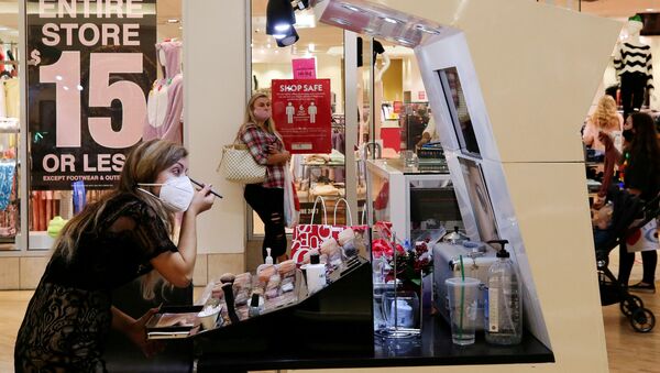 An employee wearing a protective mask applies makeup at Coastal Grand Mall on Black Friday, as the coronavirus disease (COVID-19) pandemic continues, in Myrtle Beach, South Carolina, U.S., November 27, 2020 - Sputnik International