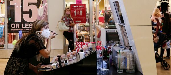 An employee wearing a protective mask applies makeup at Coastal Grand Mall on Black Friday, as the coronavirus disease (COVID-19) pandemic continues, in Myrtle Beach, South Carolina, U.S., November 27, 2020 - Sputnik International