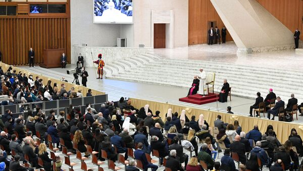 Pope Francis receives Vatican employees for presentation of Christmas greetings, at the Vatican, December 21, 2020. - Sputnik International