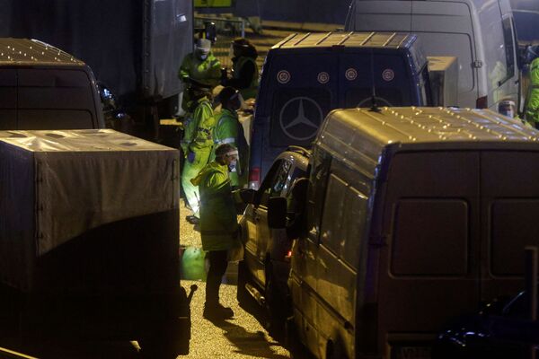 COVID: Blocking Thousands of Lorries at UK Border 'Caused Carnage,' Stranded Truckers Say COVID: Blocking Thousands of Lorries at UK Border 'Caused Carnage,' Stranded Truckers Say - Sputnik International