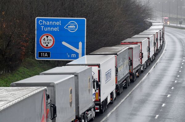 COVID: Blocking Thousands of Lorries at UK Border 'Caused Carnage,' Stranded Truckers Say COVID: Blocking Thousands of Lorries at UK Border 'Caused Carnage,' Stranded Truckers Say - Sputnik International
