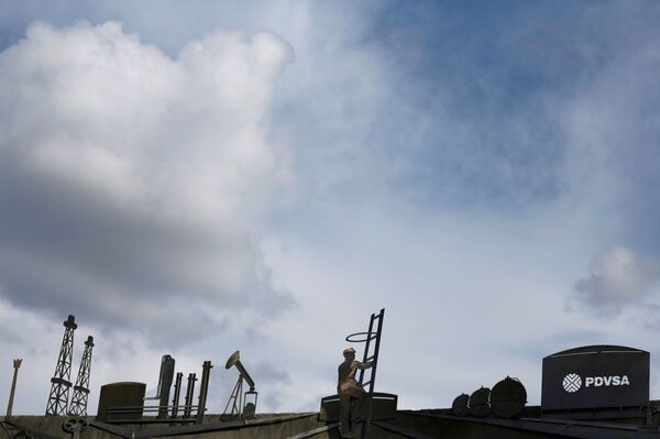 Venezuela Reportedly Mulls Letting Private Firms Operate State Oilfields Amid Stifling US Sanctions  - Sputnik International