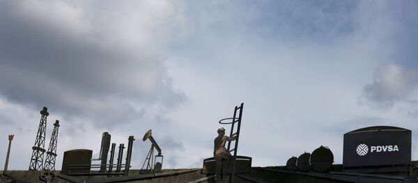 The logo of the Venezuelan oil company PDVSA and cut-outs depicting oil facilities are seen on a building of the company in Caracas, Venezuela July 21, 2016. - Sputnik International