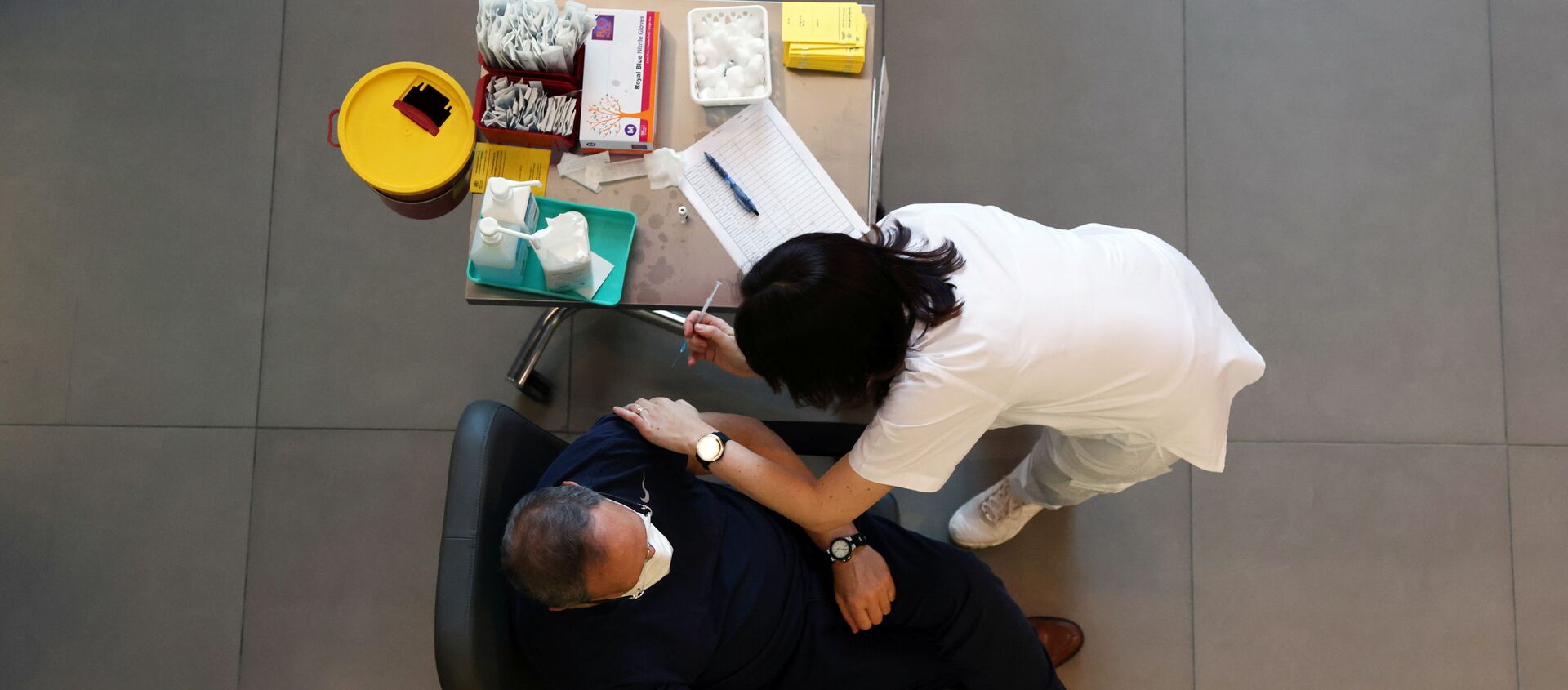 A medical worker vaccinates a man against the coronavirus disease (COVID-19) as Israel kicks off a coronavirus vaccination drive, at Tel Aviv Sourasky Medical Center (Ichilov Hospital) in Tel Aviv, Israel, 20 December 2020. - Sputnik International, 1920, 24.12.2020