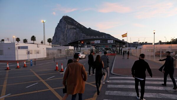 Gibraltarian citizens cross the country's border from Spanish side after spending the Christmas Eve day in Spain, in front of the Rock of the British overseas territory of Gibraltar, historically claimed by Spain, after Britain and the European Union agreed terms of a trade deal on Brexit on Thursday, in La Linea de la Concepcion, southern Spain, December 24, 2020.  - Sputnik International