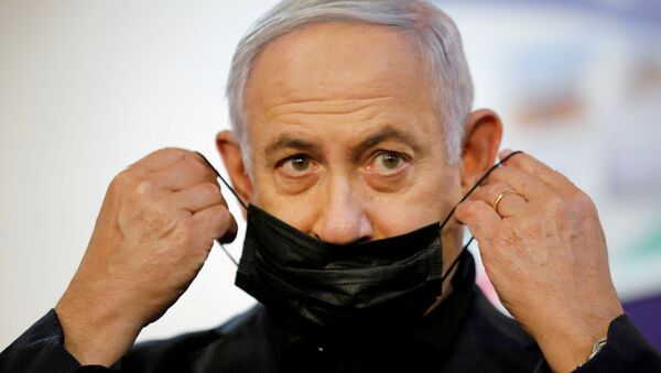 Israeli Prime Minister Benjamin Netanyahu adjusts his protective face mask after receiving a coronavirus disease (COVID-19) vaccine at Sheba Medical Center in Ramat Gan, Israel December 19, 2020. - Sputnik International