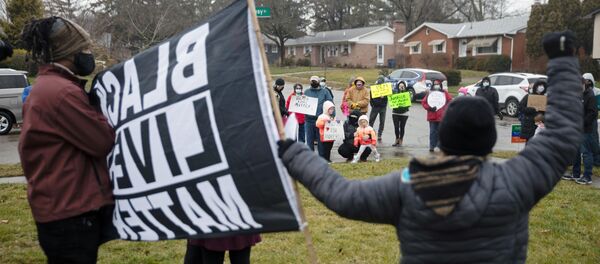 Protesters gather outside of the home where Andre Maurice Hill, 47, was killed in Columbus, Ohio, U.S., December 24, 2020. On December 22, 2020, Officer Adam Coy fatally shot Andre Maurice Hill after responding to a non-emergency disturbance call from a neighbour. - Sputnik International