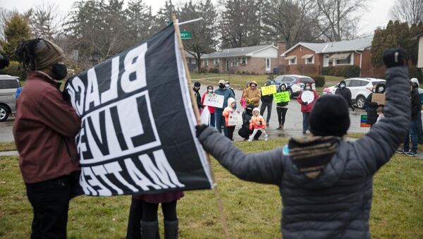 Protesters gather outside of the home where Andre Maurice Hill, 47, was killed in Columbus, Ohio, U.S., December 24, 2020. On December 22, 2020, Officer Adam Coy fatally shot Andre Maurice Hill after responding to a non-emergency disturbance call from a neighbour. - Sputnik International