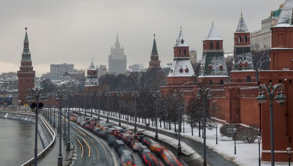 Cars drive along the embankment of Moskva river by towers of the Kremlin in Moscow, Russia November 23, 2020.  - Sputnik International