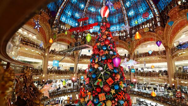 A giant Christmas tree stands at the Galeries Lafayette department store where lights were switched on for the festive season in Paris, France, November 30, 2020. - Sputnik International