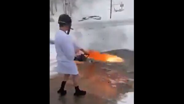 Kentucky man using flamethrower to clear off the snow near his house - Sputnik International
