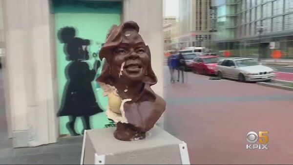 Breonna Taylor: Vandal or vandals damaged ceramic bust of Breonna Taylor in downtown Oakland - Sputnik International
