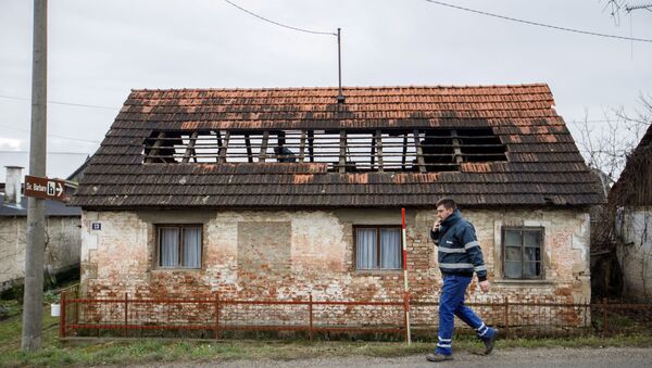 A man walks next to a damaged house after a 5.2 magnitude earthquake, in Brest Pokupski village, Croatia, December 28, 2020 - Sputnik International