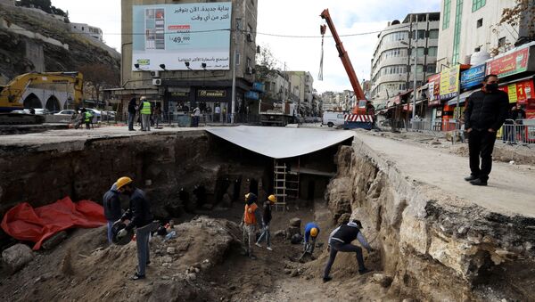 Archaeologists and workers excavate at a Roman archaeological site discovered during works to install a water drainage system, in downtown Amman, Jordan, December 27, 2020. - Sputnik International