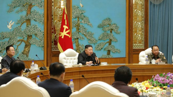 Workers Party of Korea chairman Kim Jong Un speaks at a meeting of the Political Bureau of the party's Central Committee on 29 December 2020 - Sputnik International