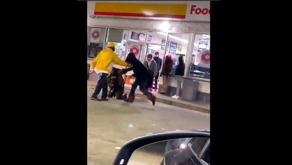 Screenshot of the video showing a St. Louis woman punching a police officer with a baton at Shell Gas Station - Sputnik International