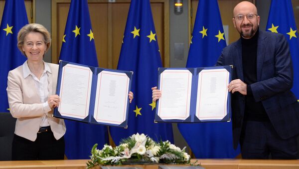 European Commission President Ursula von der Leyen and European Council President Charles Michel show signed Brexit trade agreement due to come into force on January 1, 2021, in Brussels, Belgium December 30, 2020 - Sputnik International
