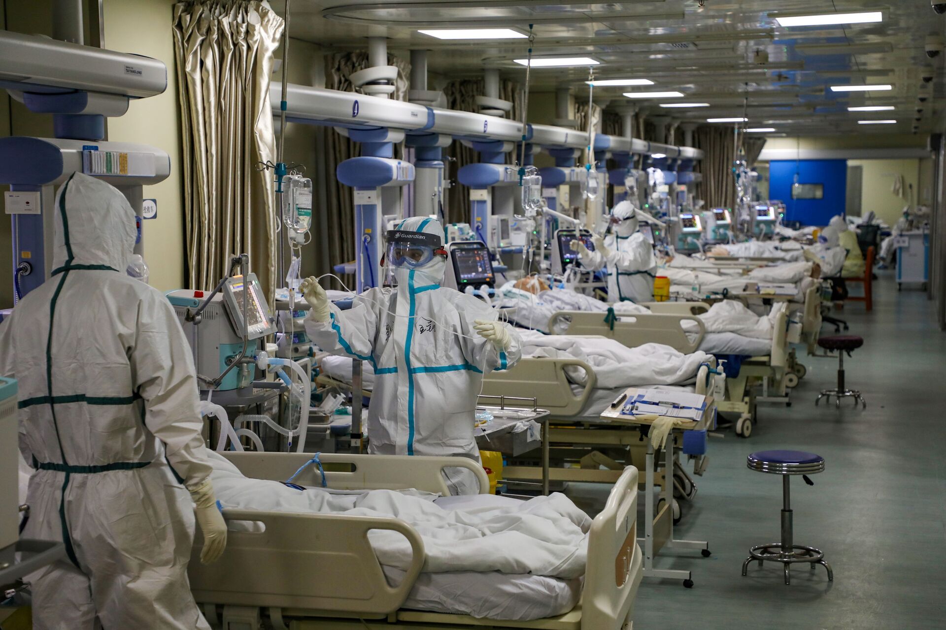 Medical workers in protective suits attend to novel coronavirus patients at the intensive care unit (ICU) of a designated hospital in Wuhan, Hubei province, China, February 6, 2020.  - Sputnik International, 1920, 15.10.2021