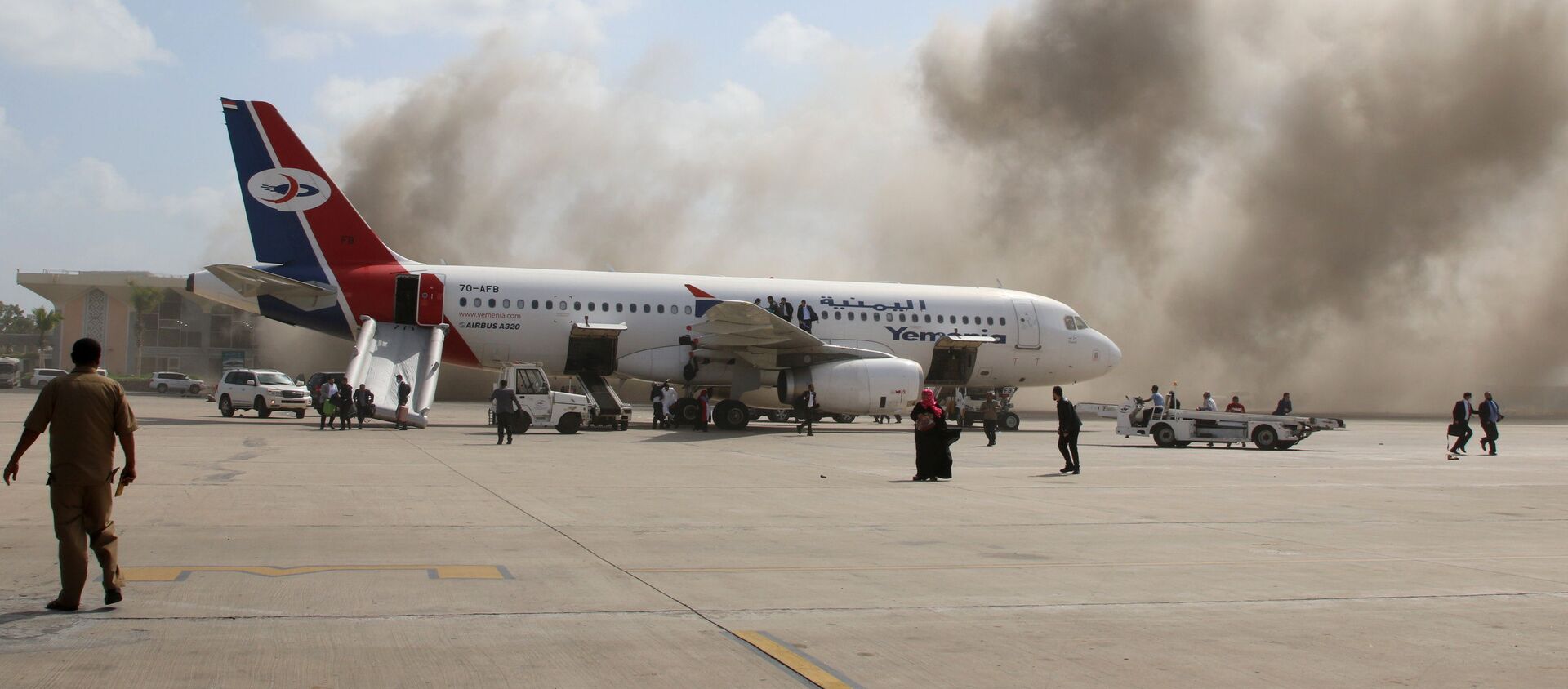Dust rises after explosions hit Aden airport, upon the arrival of the newly-formed Yemeni government in Aden, Yemen December 30, 2020 - Sputnik International, 1920, 30.12.2020