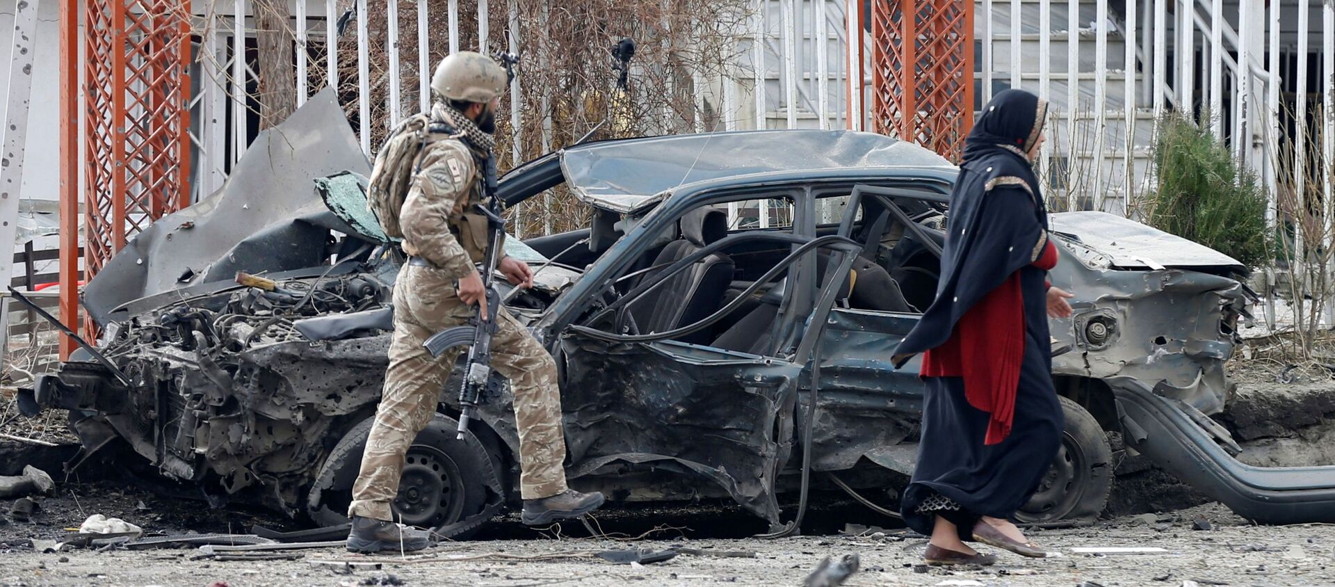 A member of Afghan security forces inspects a damaged vehicle at the site of a blast in Kabul, Afghanistan December 20, 2020.  - Sputnik International, 1920, 30.12.2020