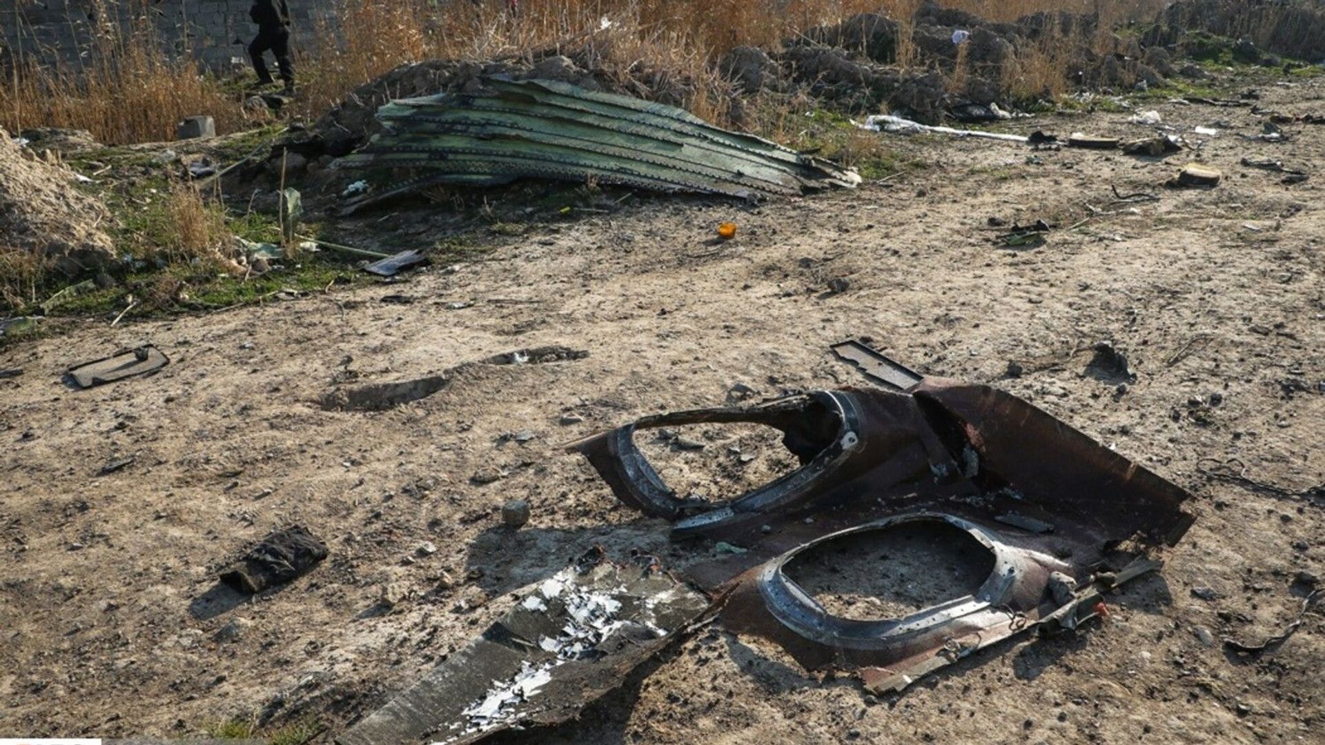 Image captures debris found at the crash site of Ukraine International Airlines Flight PS752 in Tehran, Iran. - Sputnik International, 1920, 04.01.2022
