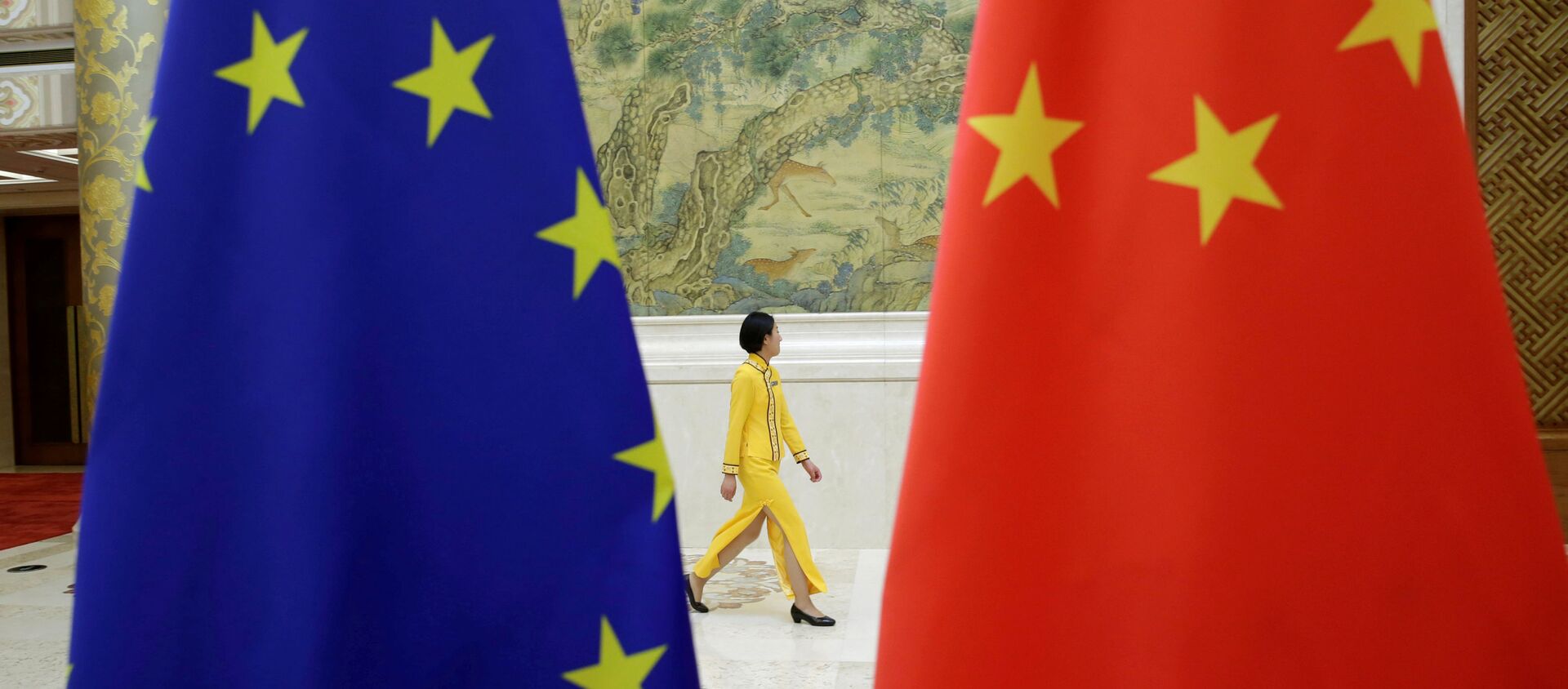  An attendant walks past EU and China flags ahead of the EU-China High-level Economic Dialogue at Diaoyutai State Guesthouse in Beijing, China June 25, 2018 - Sputnik International, 1920, 31.12.2020